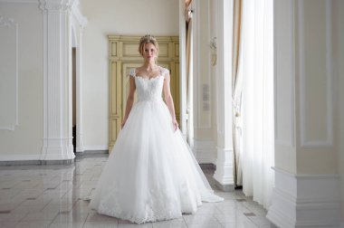 bir gelinlik büyük bir avize ile lüks bir beyaz odada güzel gelin