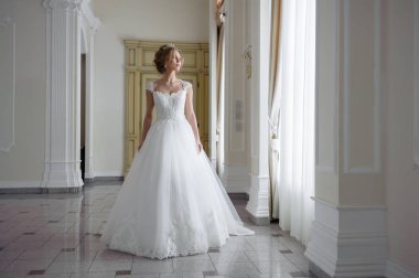 bir gelinlik büyük bir avize ile lüks bir beyaz odada güzel gelin