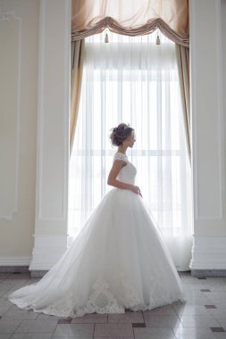 bir gelinlik büyük bir avize ile lüks bir beyaz odada güzel gelin