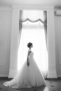 bir gelinlik büyük bir avize ile lüks bir beyaz odada güzel gelin