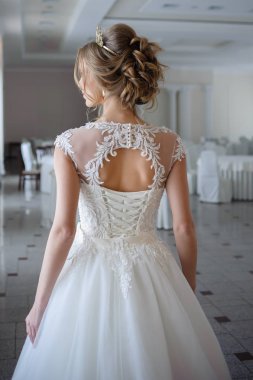 bir gelinlik büyük bir avize ile lüks bir beyaz odada güzel gelin