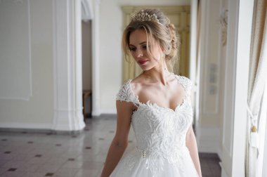 bir gelinlik büyük bir avize ile lüks bir beyaz odada güzel gelin