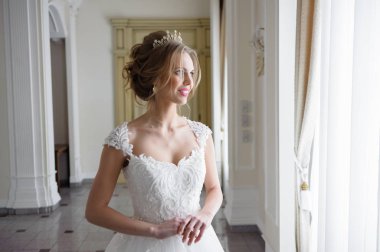 bir gelinlik büyük bir avize ile lüks bir beyaz odada güzel gelin