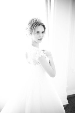 bir gelinlik büyük bir avize ile lüks bir beyaz odada güzel gelin