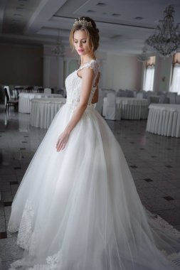 bir gelinlik büyük bir avize ile lüks bir beyaz odada güzel gelin