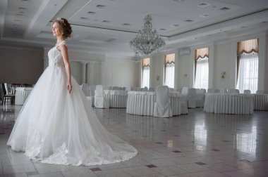 bir gelinlik büyük bir avize ile lüks bir beyaz odada güzel gelin