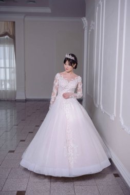 bir gelinlik büyük bir avize ile lüks bir beyaz odada güzel gelin