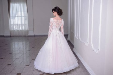 bir gelinlik büyük bir avize ile lüks bir beyaz odada güzel gelin