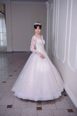 bir gelinlik büyük bir avize ile lüks bir beyaz odada güzel gelin