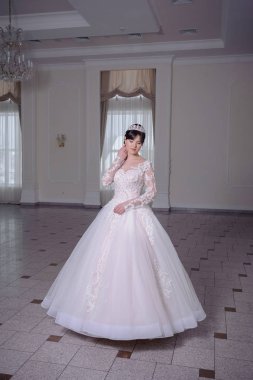 bir gelinlik büyük bir avize ile lüks bir beyaz odada güzel gelin