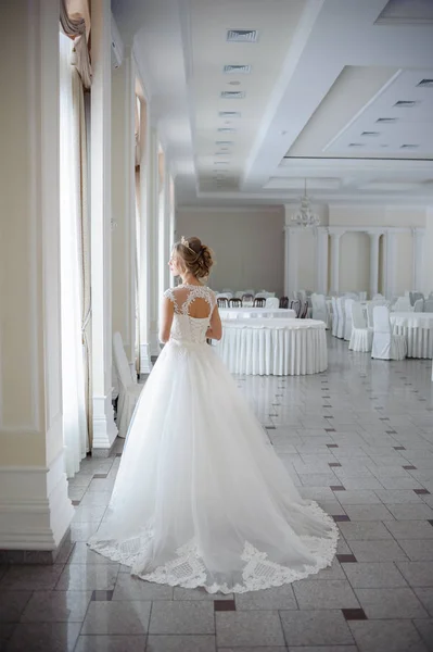 Beautiful Bride Wedding Dress Luxurious White Room Large Chandelier — Stock Photo, Image