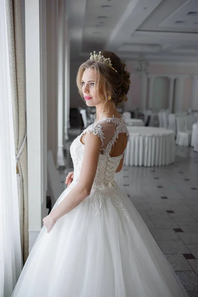 Beautiful Bride Wedding Dress Luxurious White Room Large Chandelier — Stock Photo, Image