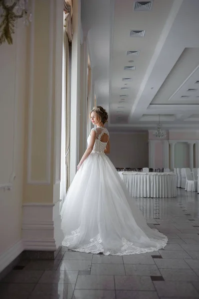 Bella Sposa Abito Sposa Una Lussuosa Stanza Bianca Con Grande — Foto Stock