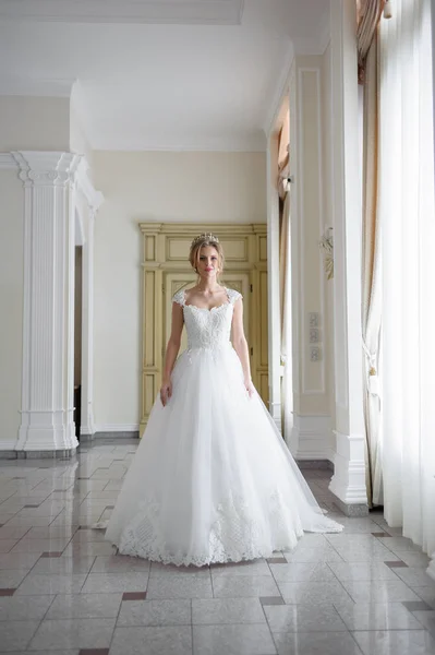 Красивая Невеста Свадебном Платье Роскошной Белой Комнате Большой Люстрой — стоковое фото
