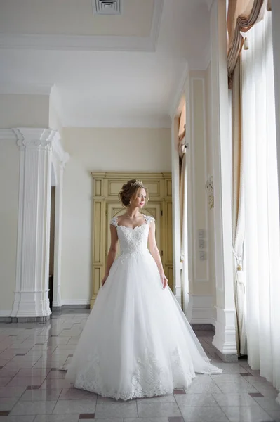Mooie Bruid Een Trouwjurk Een Luxe Witte Kamer Met Een — Stockfoto