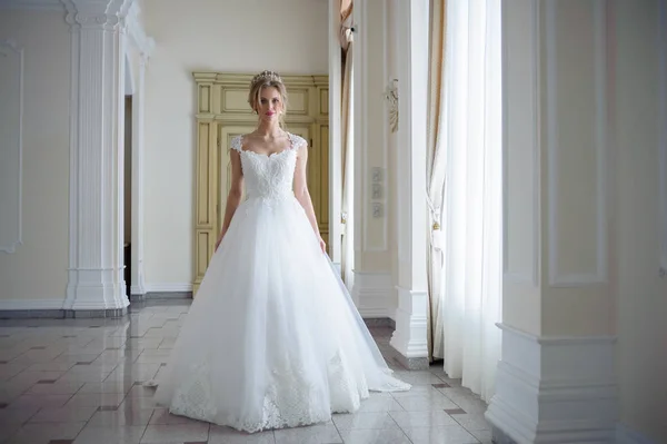 Bella Sposa Abito Sposa Una Lussuosa Stanza Bianca Con Grande — Foto Stock