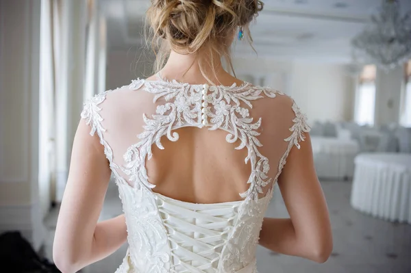 Mooie Bruid Een Trouwjurk Een Luxe Witte Kamer Met Een — Stockfoto