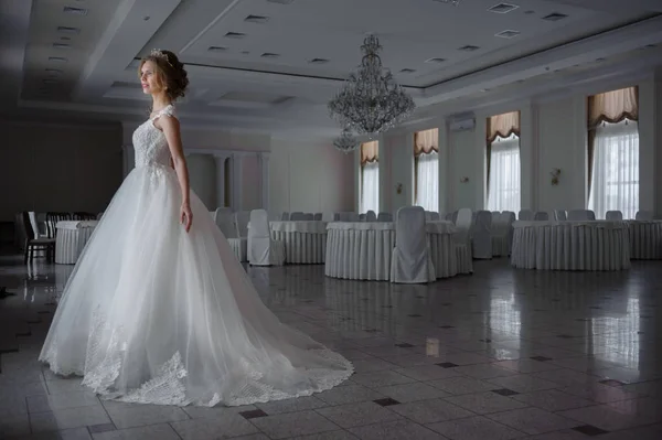 Bella Sposa Abito Sposa Una Lussuosa Stanza Bianca Con Grande — Foto Stock