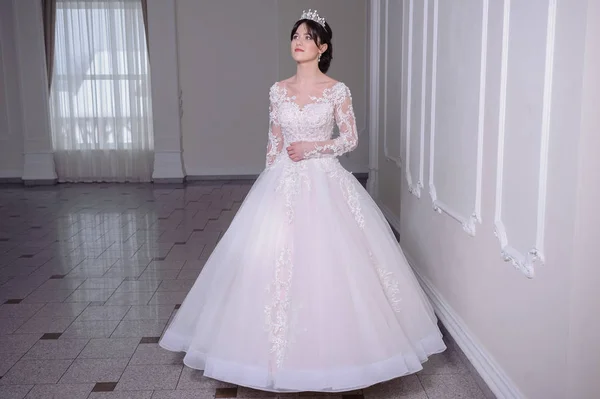 Schöne Braut Einem Hochzeitskleid Einem Luxuriösen Weißen Raum Mit Einem — Stockfoto