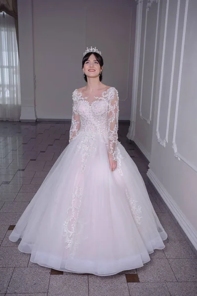 Schöne Braut Einem Hochzeitskleid Einem Luxuriösen Weißen Raum Mit Einem — Stockfoto