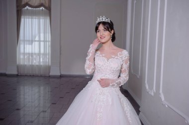 bir gelinlik büyük bir avize ile lüks bir beyaz odada güzel gelin