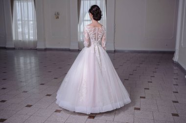 bir gelinlik büyük bir avize ile lüks bir beyaz odada güzel gelin