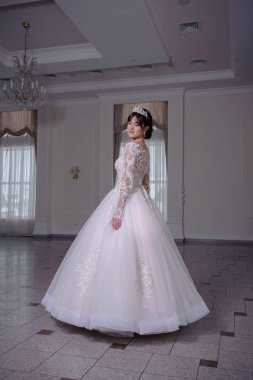 bir gelinlik büyük bir avize ile lüks bir beyaz odada güzel gelin