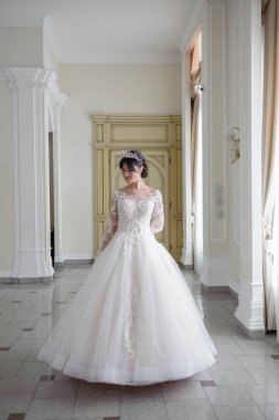 Sevimli gelin gelinlik güzel portresi. Sabah gelin