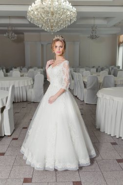 Gelinlik içinde güzel gelin