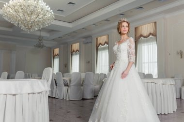 Gelinlik içinde güzel gelin