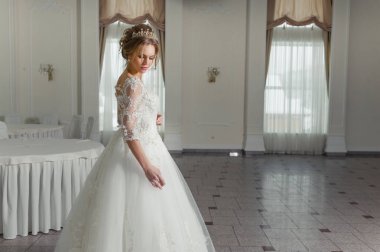 Gelinlik içinde güzel gelin