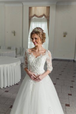 Gelinlik içinde güzel gelin