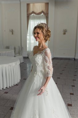 Gelinlik içinde güzel gelin