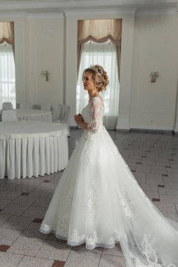 Gelinlik içinde güzel gelin