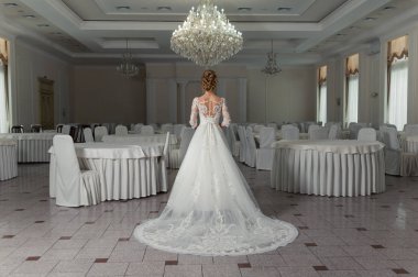 Gelinlik içinde güzel gelin