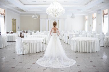 Gelinlik içinde güzel gelin