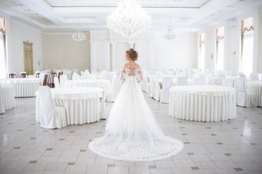 Gelinlik içinde güzel gelin