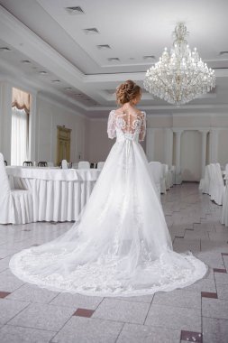 Gelinlik içinde güzel gelin