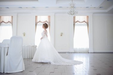 Gelinlik içinde güzel gelin