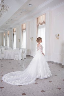 Gelinlik içinde güzel gelin