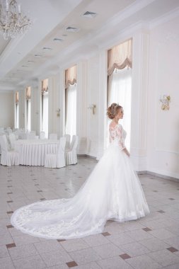 Gelinlik içinde güzel gelin