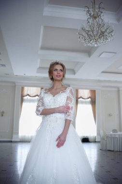 Gelinlik içinde güzel gelin