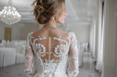 Gelinlik içinde güzel gelin