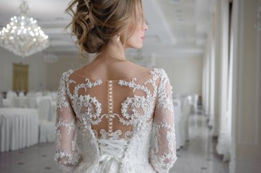 Gelinlik içinde güzel gelin