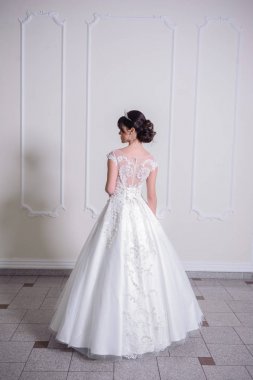 Gelinlik içinde güzel gelin