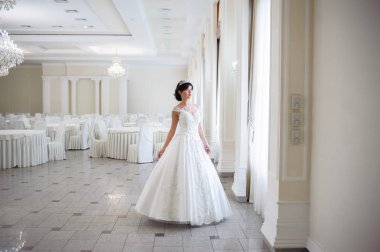 Gelinlik içinde güzel gelin