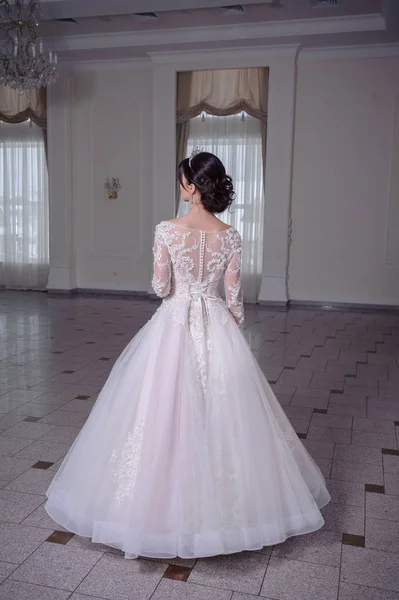 Krásná Nevěsta Svatebních Šatech Luxusní Bílé Místnosti Velký Lustr — Stock fotografie