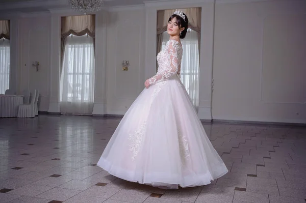 Красивая Невеста Свадебном Платье Роскошной Белой Комнате Большой Люстрой — стоковое фото