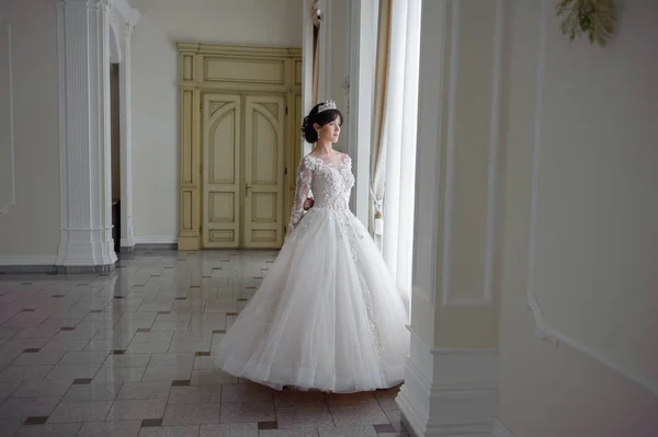 魅力的な花嫁のウェディング ドレスの美しい肖像画 朝の花嫁 — ストック写真