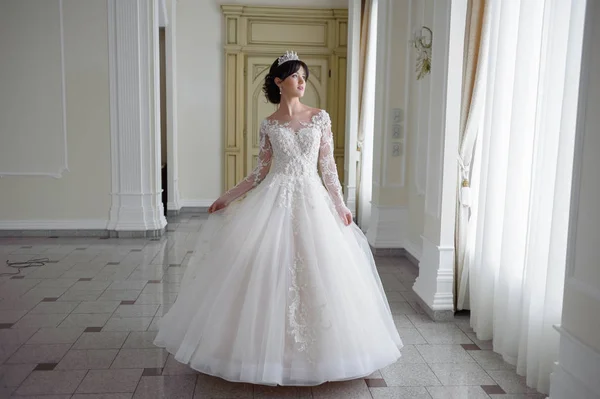 魅力的な花嫁のウェディング ドレスの美しい肖像画 朝の花嫁 — ストック写真